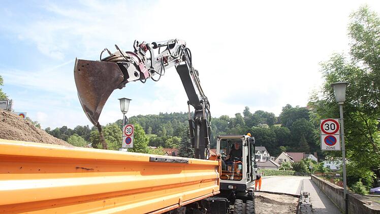 Noch bis kommenden Mittwoch ist die Brücke über die Haßlach für den Verkehr gesperrt, da das Verbindungsstück zur Straße ausgebessert werden muss. Foto: Marian Hamacher