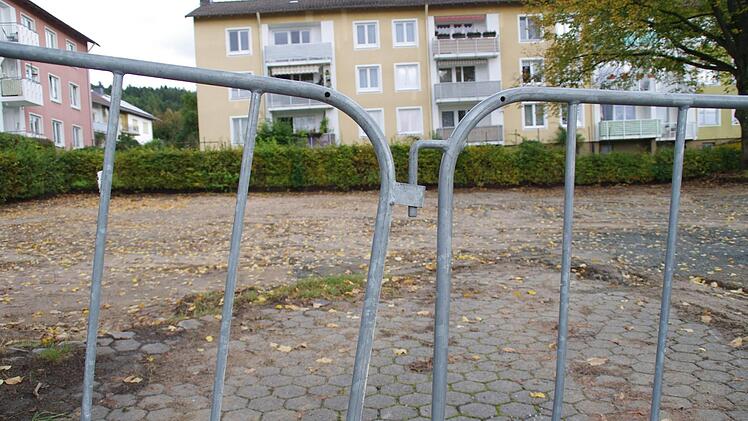 Noch ist das Spielplatz-Gelände nahe dem Äußeren Ring in Kronach gesperrt. Schon ab Mitte November sollen dort alle Generationen zum Verweilen eingeladen werden. Foto: Marco Meißner