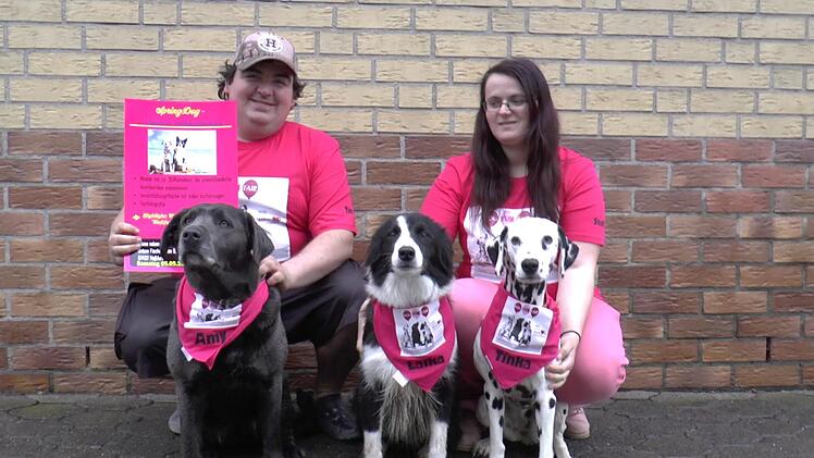 Die Veranstalter Tim Biermann und Steffi Lurz freuen sich mit ihren Hunden "Amy", "Laika" und "Tinka" auf "Spring-Dog", den ersten fränkischen Hundefrühlingsmarkt am 5. Mai in Haßfurt.Christian Licha