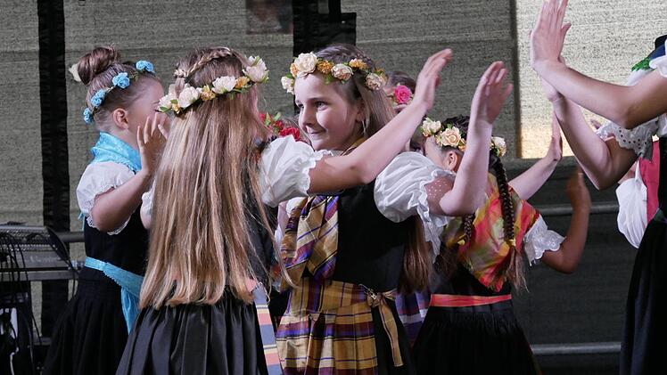 Immer, wenn die Neustadter Trachtenkinder auf die Bühne kommen und  tanzen, schmelzen die Zuschauerherzen. Und die Haarbrücker Grundschüler platzen bei  jedem Auftritt dabei förmlich vor Stolz. Sie sind voller Begeisterung dabei. Foto: Manja von Nida