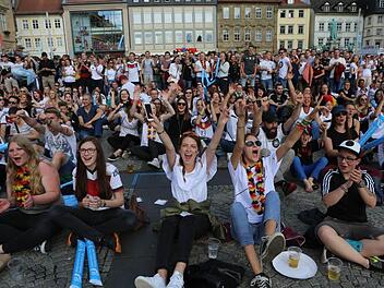 Sollte die deutsche Fußballnationalmannschaft ins Finale der Weltmeisterschaft einziehen, wird das Public Viewing auf dem Maxplatz (hier ein Bild von der Europameisterschaft 2016) parallel zu "Bamberg zaubert" stattfinden. Noch feilen  die Organisatoren an einer Lösung. Foto: Barbara Herbst