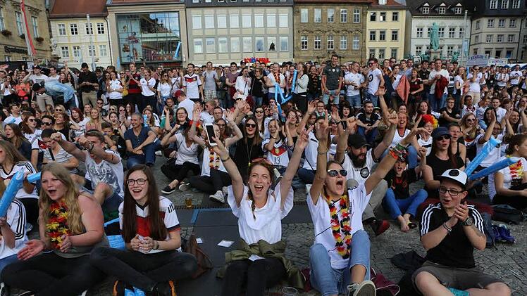Sollte die deutsche Fußballnationalmannschaft ins Finale der Weltmeisterschaft einziehen, wird das Public Viewing auf dem Maxplatz (hier ein Bild von der Europameisterschaft 2016) parallel zu "Bamberg zaubert" stattfinden. Noch feilen  die Organisatoren an einer Lösung. Foto: Barbara Herbst