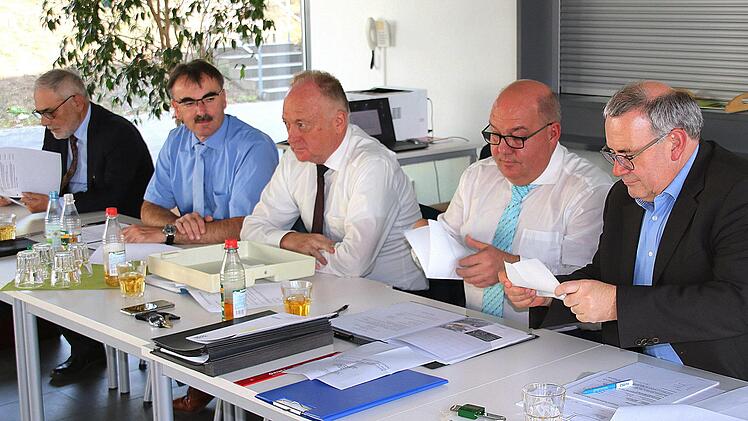 Die Verbandsversammlung: Dem Gremium gehören der Münnerstädter Stadtrat Leo Pfennig (links), die beiden Bürgermeister Harald Hofmann (2. von links) und Helmut Blank (Mitte) sowie der Münnerstädter Stadtrat Michael Kastl an, der nicht anwesend sein konnte. Rechts daneben die beiden geschäftsleitenden Beamten Stefan Bierdimpfl und Stefan Funk bei der Auszählung von Stimmzetteln. Foto: Dieter Britz