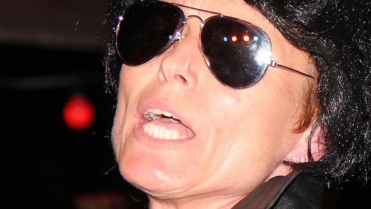 Originalgetreu: "Grease"-Darstellerin mit Elvis-Tolle.