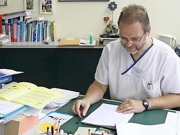 Schulleiter Harald Engel geht Tests seiner Pflegeschüler durch. Ihm lag der duale Studiengang besonders am Herzen.  Foto: Lisa Kieslinger