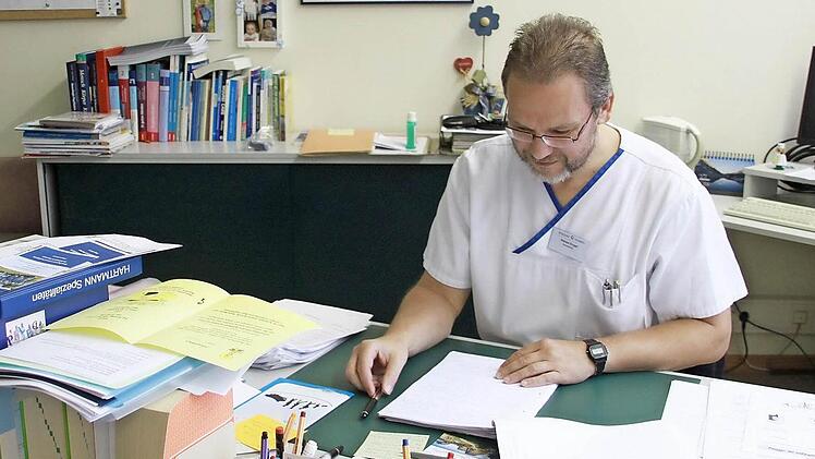 Schulleiter Harald Engel geht Tests seiner Pflegeschüler durch. Ihm lag der duale Studiengang besonders am Herzen.  Foto: Lisa Kieslinger