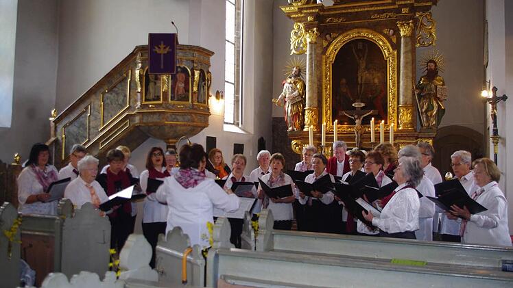Zu seinem 30-jährigen Bestehen umrahmte der Frauenchor der evangelisch-lutherischen Kirchengemeinde Weißenbrunn am Sonntag einen Festgottesdienst.  Foto: Heike Schülein