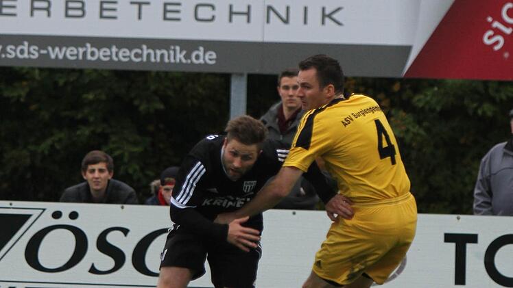Florian Pickel (links) kann hier nur durch Halten von dem Burglengenfelder Philipp Sander gestoppt werden.