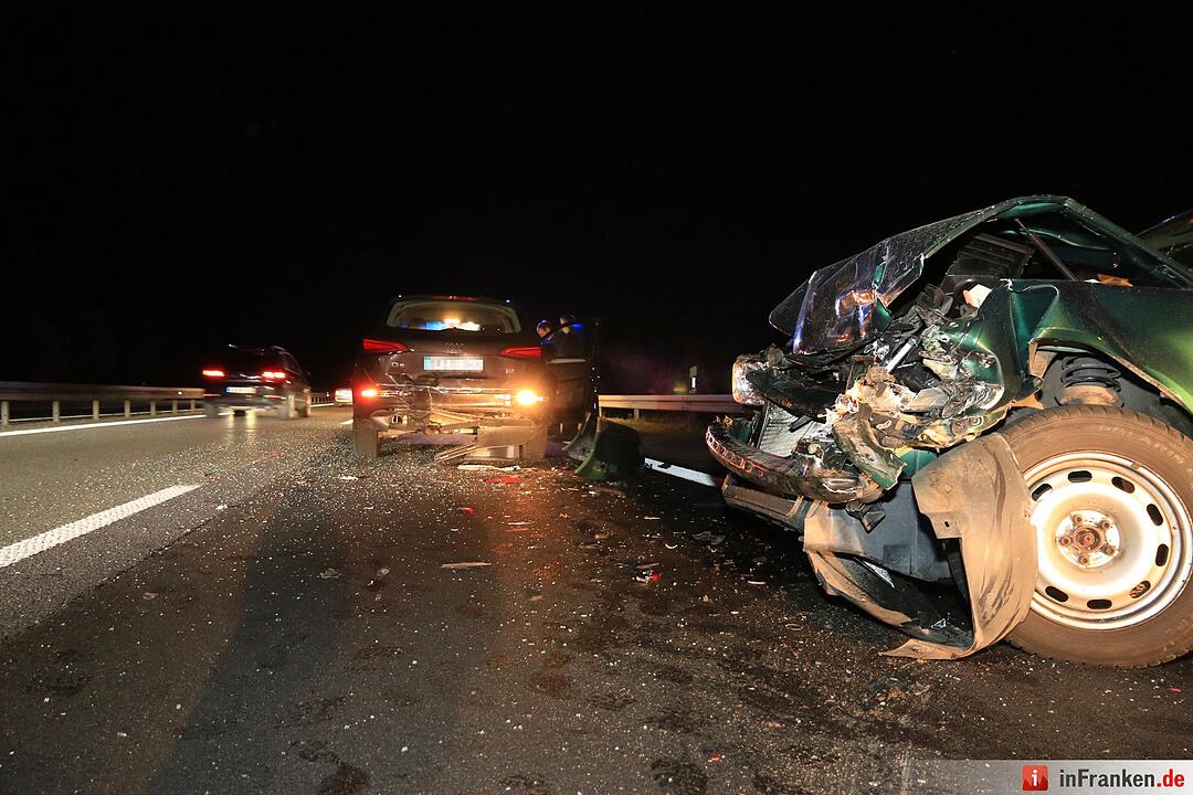 Sessel auf A73 sorgt für Unfall