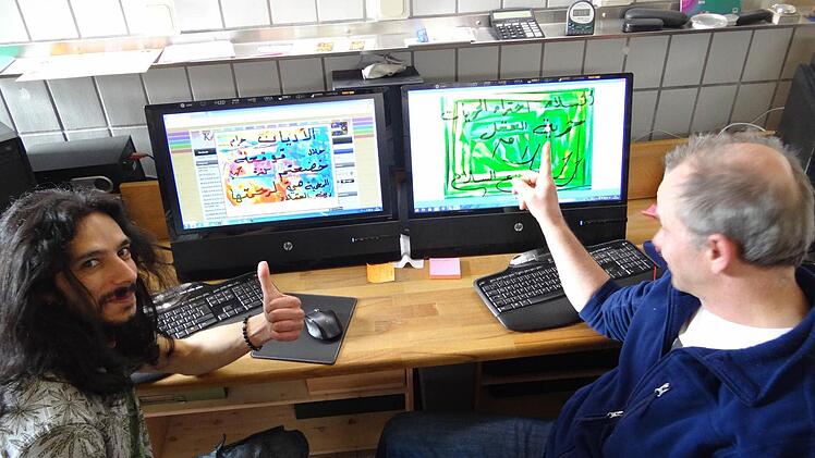 Bilder, die um die Welt gingen: Abdullah Karaman (links) und Bert Niklaus (rechts) sowie der Flüchtling Mohamed Ali Abdullah haben in Gemeinschaftsarbeit Botschaften zum Syrienkrieg gestaltet, die mittlerweile auf vielen Internetseiten vertreten sind. Foto: Johanna Eckert