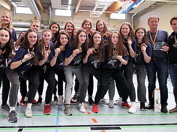 &Uuml;ber die Bronzemedaille bei der deutschen Meisterschaft freuen sich, v.&nbsp;l.: Magdalena Landwehr, Teresa Schwital, Ronja Richter, Sarah Spiegel, Teresa Kaufmann, Sabrina Weinkauf, Jana Barth, Anika Hartmann, Nina K&uuml;hhorn, Luisa Hofmann, Marie Kapp, Julia F&ouml;rner, Mara Edelmann, Kim Siebert, Alina Hering, Chefcoach Ulf Schabacker, Assistenztrainer Konstantin Hammerl Fotos: Sebastian Gut