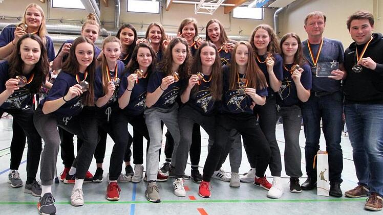 &Uuml;ber die Bronzemedaille bei der deutschen Meisterschaft freuen sich, v.&nbsp;l.: Magdalena Landwehr, Teresa Schwital, Ronja Richter, Sarah Spiegel, Teresa Kaufmann, Sabrina Weinkauf, Jana Barth, Anika Hartmann, Nina K&uuml;hhorn, Luisa Hofmann, Marie Kapp, Julia F&ouml;rner, Mara Edelmann, Kim Siebert, Alina Hering, Chefcoach Ulf Schabacker, Assistenztrainer Konstantin Hammerl Fotos: Sebastian Gut