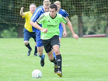 Markus Schmitt (vorne) will seine eigene Leistung im Spiel gegen Stangenroth nicht so hoch hängen.  Foto: ssp