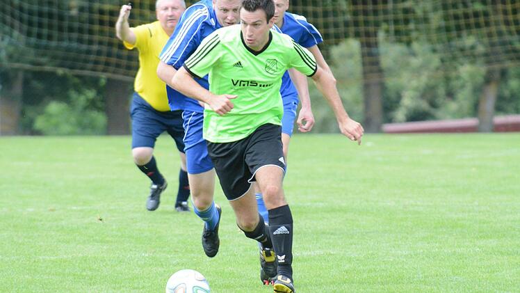 Markus Schmitt (vorne) will seine eigene Leistung im Spiel gegen Stangenroth nicht so hoch hängen.  Foto: ssp