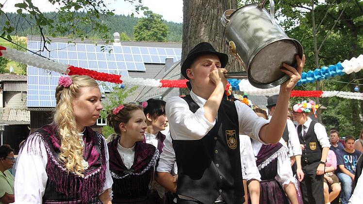 Aus dem Gießer trinken gehört zur Kirchweiih. Foto: Veronika Schadeck