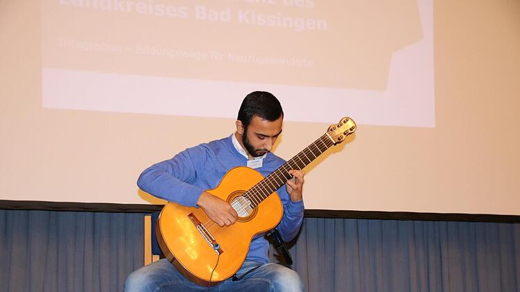 Yasser Khalfa beeindruckte die Teilnehmer mit seinem Gitarrenspiel. Foto: Ralf Ruppert