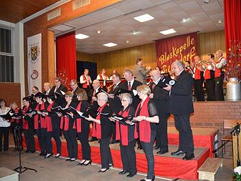 Gesangverein, unter Leitung von Karina Klaumünzner und Blaskapelle, unter Leitung von Andreas Rentsch (im Hintergrund auf der Bühne), erhielten zum Finale tosenden Beifall für das schöne Osterkonzert.Karl-Heinz Hofmann