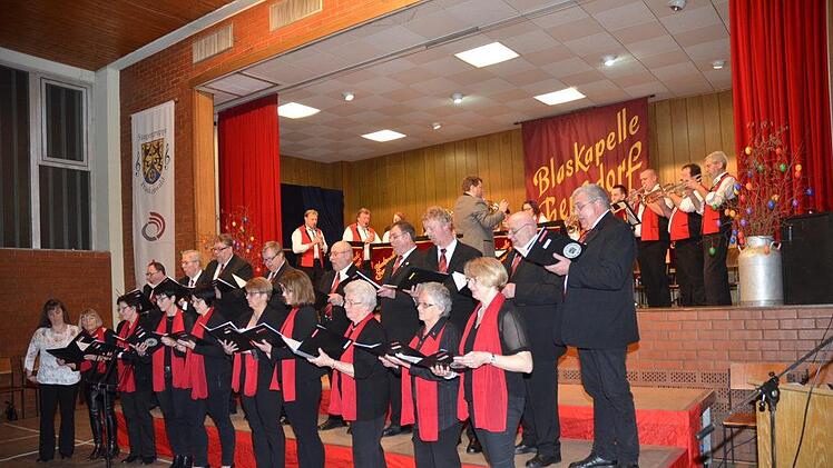 Gesangverein, unter Leitung von Karina Klaumünzner und Blaskapelle, unter Leitung von Andreas Rentsch (im Hintergrund auf der Bühne), erhielten zum Finale tosenden Beifall für das schöne Osterkonzert.Karl-Heinz Hofmann