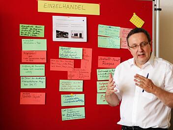 Wilfried Weisenbach vom Stadtentwicklungsplaner DSK in Nürnberg kommentiert beim Workshop Vorschläge und Wünsche. Klaus Klatschka