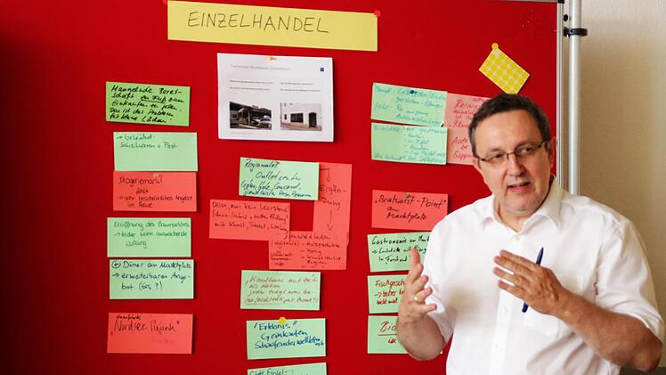 Wilfried Weisenbach vom Stadtentwicklungsplaner DSK in Nürnberg kommentiert beim Workshop Vorschläge und Wünsche. Klaus Klatschka