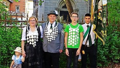 K&ouml;nigin Gudrun Marr, mit Enkelin, K&ouml;nig Markus M&uuml;nch und Jungsch&uuml;tzenk&ouml;nig Christian Zimmermann regieren die Schw&uuml;rbitzer Sch&uuml;tzen noch bis zur feierlichen K&ouml;nigsproklamation am Festsonntag.  Foto: Stefan Motschenbacher