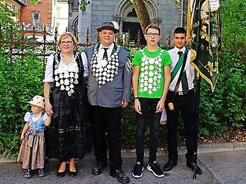 Königin Gudrun Marr, mit Enkelin, König Markus Münch und Jungschützenkönig Christian Zimmermann regieren die Schwürbitzer Schützen noch bis zur feierlichen Königsproklamation am Festsonntag.  Foto: Stefan Motschenbacher