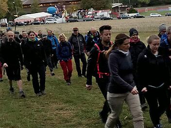 Um Punkt sieben Uhr ging es los: 570 Teilnehmer gingen auf die 44 Kilometer lange Strecke. Fotos: Sonny Adam