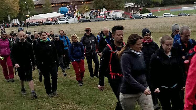 Um Punkt sieben Uhr ging es los: 570 Teilnehmer gingen auf die 44 Kilometer lange Strecke. Fotos: Sonny Adam
