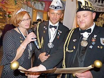 Das neue Prinzenpaar Claudia IV. vom Kreuzberg und Horst I. vom Kreuzberg beim Verlesen der Prinzenrede mit Hofmarschall Christian Steinhäußer (r.) Foto: Thomas Weichert