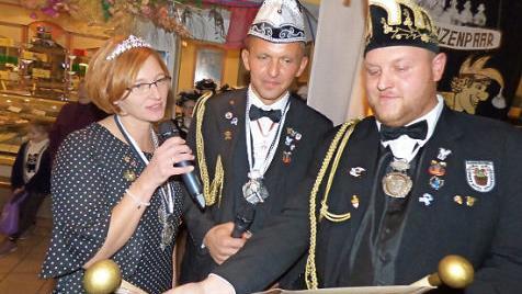 Das neue Prinzenpaar Claudia IV. vom Kreuzberg und Horst I. vom Kreuzberg beim Verlesen der Prinzenrede mit Hofmarschall Christian Steinhäußer (r.) Foto: Thomas Weichert