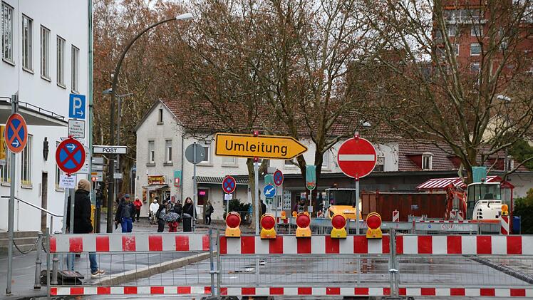 In der Münchner Straße wird eine Busbucht betoniert, deshalb ist der Abschnitt vor der Post sechs Wochen lang gesperrt. Foto: Ralf Ruppert