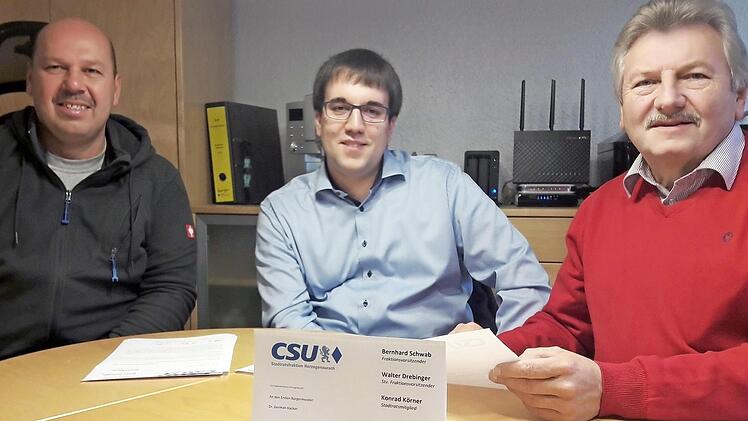 Walter Drebinger, Konrad Körner und Bernhard Schwab (von links) fordern eine Vollversorgung des Stadtgebietes mit Glasfaser-Technologie.