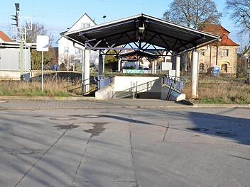 Der Bahnhof Strullendorf und sein westlicher Zugang, der im Augenblick nicht barrierefrei ist. Die Gemeinde wünscht sich im Rahmen des viergleisigen Ausbaus der Strecke auch hier einen barrierefreien Zugang zu den Gleisanlagen. Foto: Andrea Spörlein