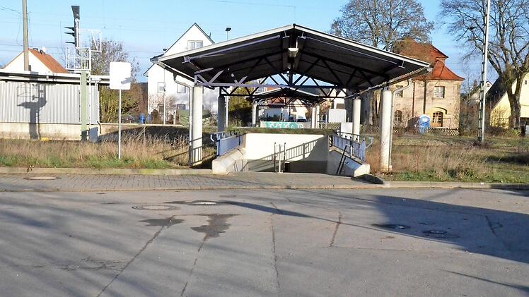 Der Bahnhof Strullendorf und sein westlicher Zugang, der im Augenblick nicht barrierefrei ist. Die Gemeinde wünscht sich im Rahmen des viergleisigen Ausbaus der Strecke auch hier einen barrierefreien Zugang zu den Gleisanlagen. Foto: Andrea Spörlein