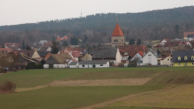 In Heroldsbach ist Bauland knapp. Nun will die Gemeinde im beschleunigten Verfahren Flächen für eien Wohnbebauung zur Verfügung stellen.  Foto: Josef Hofbauer