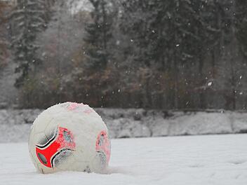So schaute es am Samstagmittag nicht nur auf dem Sportplatz in Ebenhausen aus. Spielabsagen waren die Folge, Foto: Jürgen Schmitt