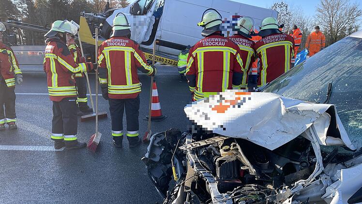 A9 bei Trockau: 12 Autos krachen bei Unfall ineinander