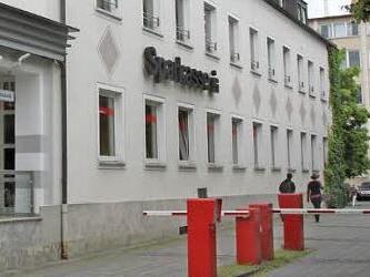 Die Sparkassenfiliale am Bahnhof in Lichtenfels ist von den Veränderungen betroffen. Sie wird künftig nur noch Selbstbedienungs-Standort sein. Gänzlich abgebaut wird der nur wenige Schritte entfernte Geldautomat am Kaufhaus Weka. Foto: Ramona Popp