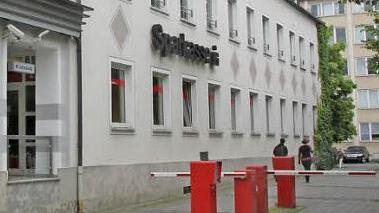 Die Sparkassenfiliale am Bahnhof in Lichtenfels ist von den Veränderungen betroffen. Sie wird künftig nur noch Selbstbedienungs-Standort sein. Gänzlich abgebaut wird der nur wenige Schritte entfernte Geldautomat am Kaufhaus Weka. Foto: Ramona Popp