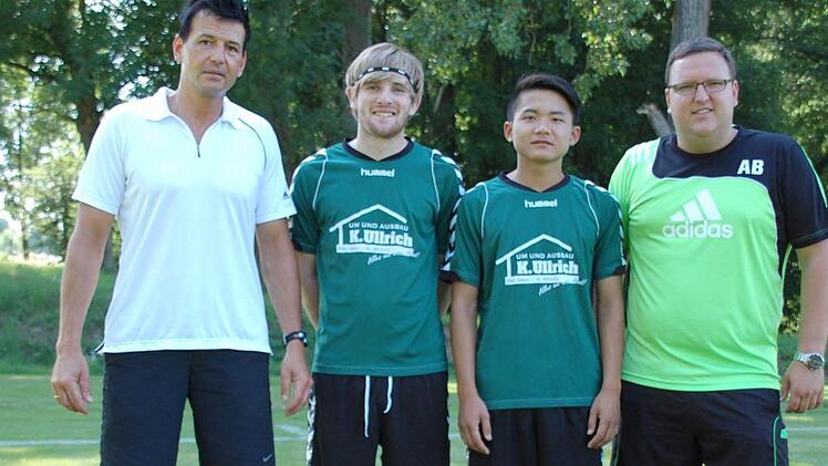 Den neunten Tabellenplatz der Vorsaison in der Fußball-Kreisliga Schweinfurt 2 will der SV Hofheim unter seinem Trainer Oliver Füglein um einige Ränge verbessern. Zwei Neuzugänge und zwei aufgerückte Jugendspieler hat der SVH zu vermelden. Von links Trainer Oliver Füglein, Sebastian Schirling (Spfr. Herbstadt), Tan Pham (TSV Prappach) und Abteilungsleiter Alexander Bergmann. Es fehlen die Jugendspieler Patrick Heusinger und Bastian Eiring. Foto: Wolfgang Dietz