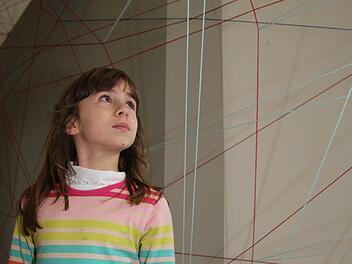 Klara Schwarz (8) hat Künstlerin Susanne Hanus aus Berlin bei der Installation ihres gigantischen Woll-Netzwerkes geholfen, das gestern den Publikumspreis der Kunstvereins-Ausstellung gewann. Fotos: Sonja Adam