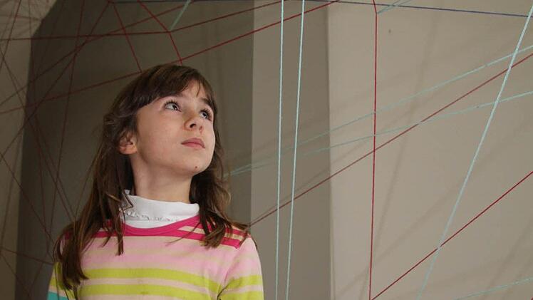 Klara Schwarz (8) hat Künstlerin Susanne Hanus aus Berlin bei der Installation ihres gigantischen Woll-Netzwerkes geholfen, das gestern den Publikumspreis der Kunstvereins-Ausstellung gewann. Fotos: Sonja Adam