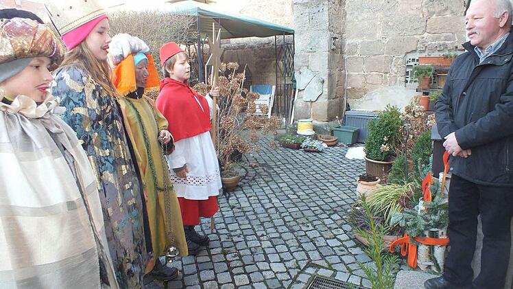 Die Sternsinger bei Mesner Georg Wluka Foto: Manfred Welker