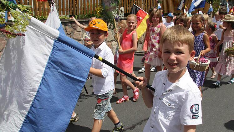 Die Fahnen wurden beim Festzug des Ziegelhüttener Wiesenfests vom Terrassenhaus bis zur Schule immer schwerer, aber die Jungs hielten tapfer durch. Foto: Sonja Adam