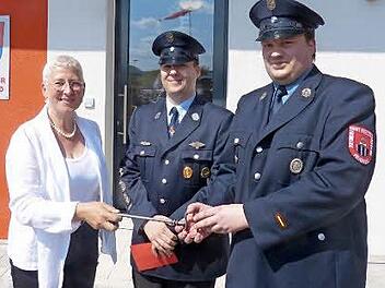 Rose Stark übergibt Schlüssel an Markus und Thomas Glas (v. l.).