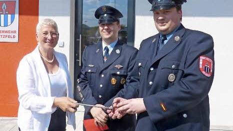 Rose Stark übergibt Schlüssel an Markus und Thomas Glas (v. l.).