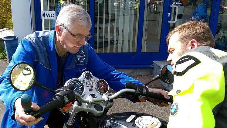 Das Lenkkopflager ist ein äußerst sensibles Teil des Motorrades. Herbert Baus prüft mit einem speziellen Gerät, ob das Lager richtig eingestellt ist und zuverlässig funktioniert. Foto: Karlheinz Franz