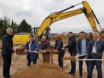 Und jetzt alle mal hoch mit dem Zeug! Besonders formstabil fliegende Sandbatzen liefern die Teilnehmer des Spatenstichs für die Erschließung im Oberhaider Baugebiet "Mahlrain-Nord" ab: Vertreter der Baufirmen, des Erschließungsträgers, der Gemeinde und des Planers.  Foto: Christofzik