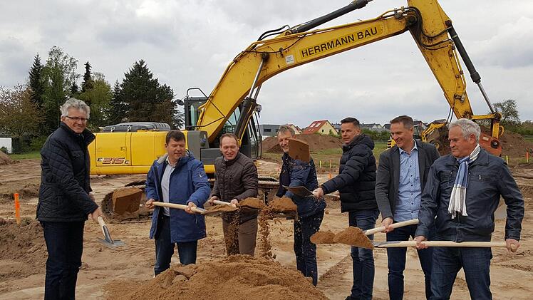 Und jetzt alle mal hoch mit dem Zeug! Besonders formstabil fliegende Sandbatzen liefern die Teilnehmer des Spatenstichs für die Erschließung im Oberhaider Baugebiet "Mahlrain-Nord" ab: Vertreter der Baufirmen, des Erschließungsträgers, der Gemeinde und des Planers.  Foto: Christofzik