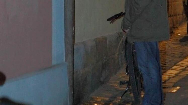 Ein bislang unbekannter Mann wurde am Samstag in den frühen Morgenstunden in Bamberg von zwei Passanten angesprochen, weil dieser seine Notdurft auf offener Straße verrichtete. Symbolbild: Archiv
